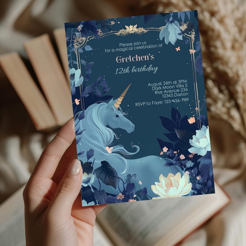 Pu&ograve; includere: Un invito blu e oro con un'illustrazione di unicorno. L'invito &egrave; per il 12&deg; compleanno di Gretchen. La festa si terr&agrave; il 26 agosto alle 15:00 presso Dark Moon Villa 5, Rise Avenue 234, 12345 Darton. RSVP a Faye al 123-456-789.