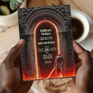 Può includere: Un invito di compleanno nero e dorato con un arco rosso fiammeggiante e un cavaliere in armatura. L'invito recita "William Melino ti invita alla celebrazione del suo 16° compleanno, domenica 26 agosto 2026 alle 17:00, Moon Villa 5 Avenue 234 12345 Darton, RSVP entro l'11 giugno."