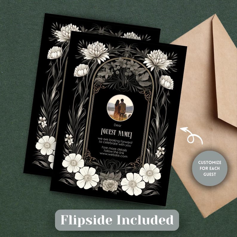 K&ouml;nnte beinhalten: Schwarze und wei&szlig;e Hochzeitseinladung mit floralem Rand und einem Foto eines Paares in einem Rahmen. Der Text lautet "Liebe/r [GASTNAME] Wir freuen uns darauf, mit dir zu feiern F&uuml;r weitere Details folge dem Link www.website.com"