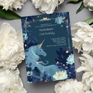 Pu&ograve; includere: Un invito blu e oro con un'illustrazione di unicorno e dettagli floreali. L'invito recita "Si prega di unirsi a noi per una magica celebrazione del 12&deg; compleanno di Gretchen. 26 agosto alle 15:00 Dark Moon Villa 5 Rise Avenue 234 12345 Darton RSVP a Faye: 123-456-789"