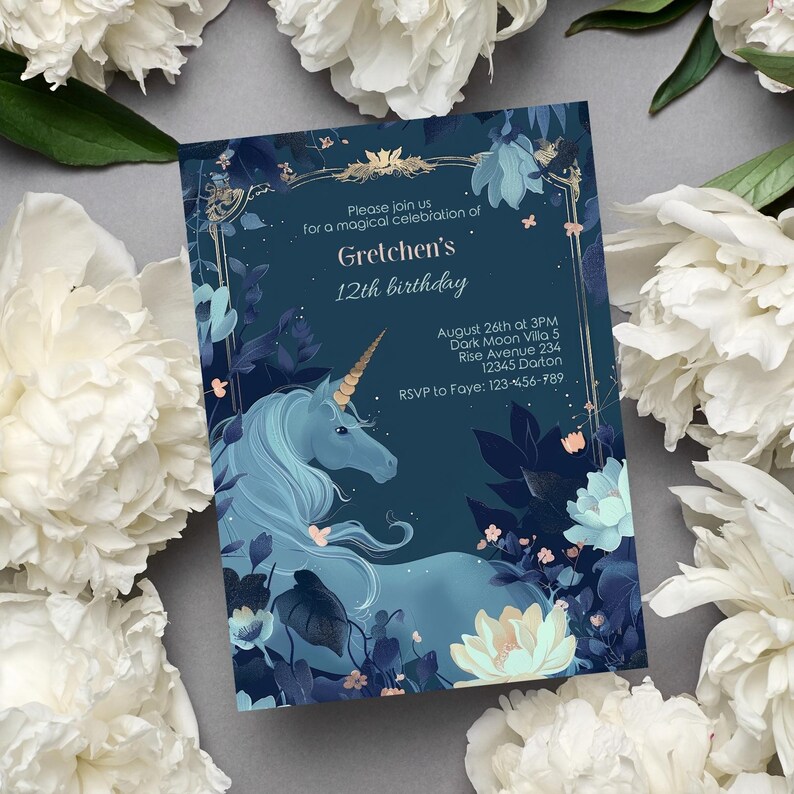 Pu&ograve; includere: Un invito blu e oro con un'illustrazione di unicorno e dettagli floreali. L'invito recita "Si prega di unirsi a noi per una magica celebrazione del 12&deg; compleanno di Gretchen. 26 agosto alle 15:00 Dark Moon Villa 5 Rise Avenue 234 12345 Darton RSVP a Faye: 123-456-789"