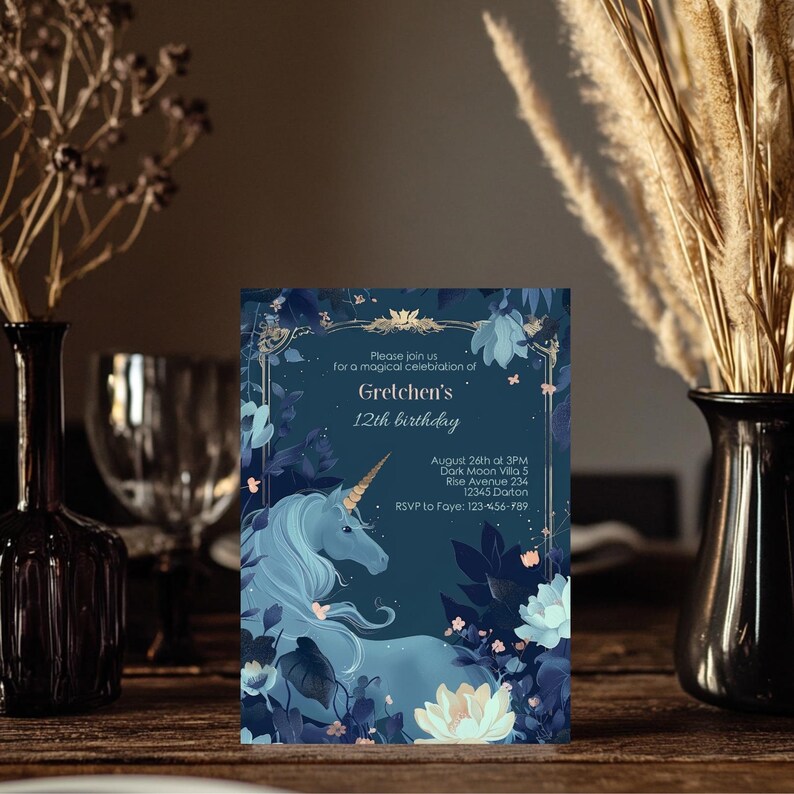 Pu&ograve; includere: Un invito di compleanno blu e dorato con un'illustrazione di unicorno e dettagli floreali. L'invito recita "Unisciti a noi per una magica celebrazione del 12&deg; compleanno di Gretchen".