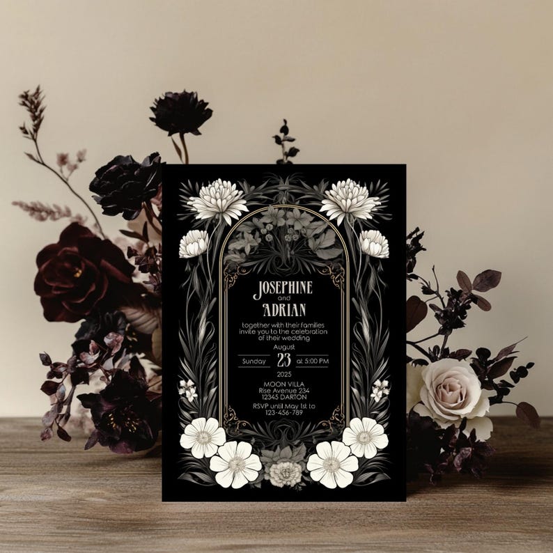 K&ouml;nnte beinhalten: Schwarze und goldene Hochzeitseinladung mit wei&szlig;en floralen Details. Die Einladung lautet "Josephine und Adrian zusammen mit ihren Familien laden Sie zur Feier ihrer Hochzeit ein Sonntag, 23. August 2025 um 17:00 Uhr Moon Villa Rise Avenue 234 12345 Darion RSVP bis zum 1. Mai an 123-456-789"