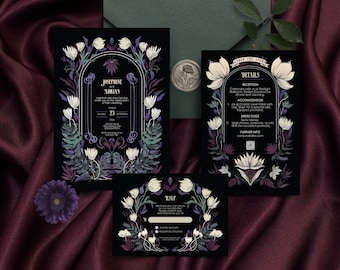 Könnte beinhalten: Eine Hochzeitseinladungssuite mit schwarzem Hintergrund und floralen Illustrationen in Weiß, Lila und Grün. Das Set enthält eine Einladung, eine RSVP-Karte und eine Detailkarte sowie einen dunkelgrünen Umschlag und ein Wachssiegel.