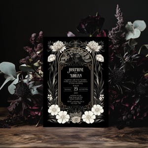 K&ouml;nnte beinhalten: Schwarze Hochzeitseinladung mit wei&szlig;en floralen Details und goldenen Akzenten. Die Einladung lautet "Josephine und Adrian zusammen mit ihren Familien laden Sie zur Feier ihrer Hochzeit am 23. August 2025 um 17:00 Uhr in der Moon Villa, Rise Avenue 234, 12345 Darton ein. RSVP bis zum 1. Mai unter 123-456-789"