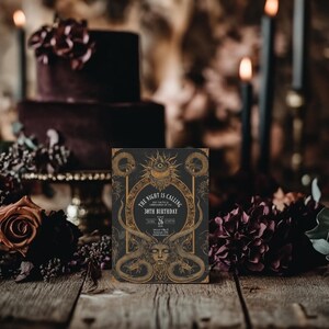 Puede incluir: Una tarjeta de invitaci&oacute;n negra y dorada con un dise&ntilde;o intrincado que presenta una serpiente, un ojo y el texto "The Night is Calling 30th Birthday".
