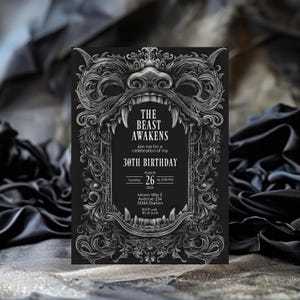 Peut inclure: Invitation en noir et blanc avec une illustration détaillée d'une tête de bête qui grogne. Le texte indique "The Beast Awakens" et "30th Birthday".