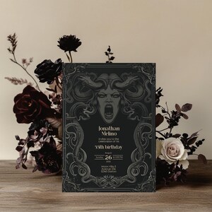 Può includere: Un invito nero e dorato con un'illustrazione dettagliata di una figura simile a Medusa con serpenti come capelli. Il testo recita "Jonathan Melino ti invita alla celebrazione del suo 33° compleanno, domenica 26 agosto, 15:00, 2024, Moon Villa 5, Avenue 234, 12345 Dorton."