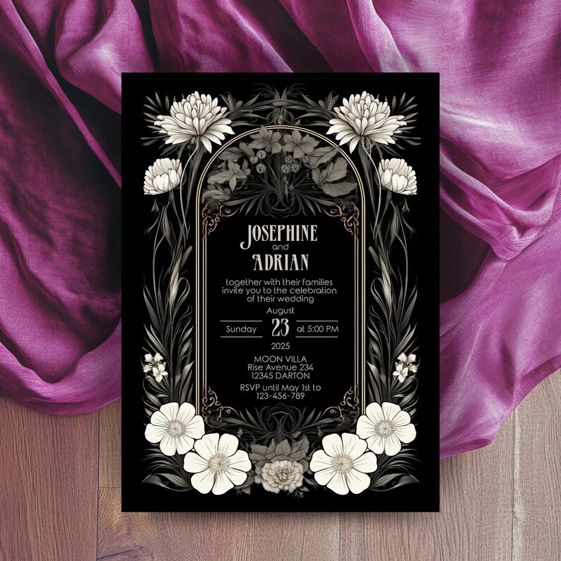 K&ouml;nnte beinhalten: Schwarze Hochzeitseinladung mit wei&szlig;en floralen Details. Die Einladung zeigt die Namen Josephine und Adrian, das Datum 23. August 2025 und die Uhrzeit 17:00 Uhr. Die Einladung enth&auml;lt auch den Ort Moon Villa, Rise Avenue 234, 12345 Darton, und die RSVP-Informationen.