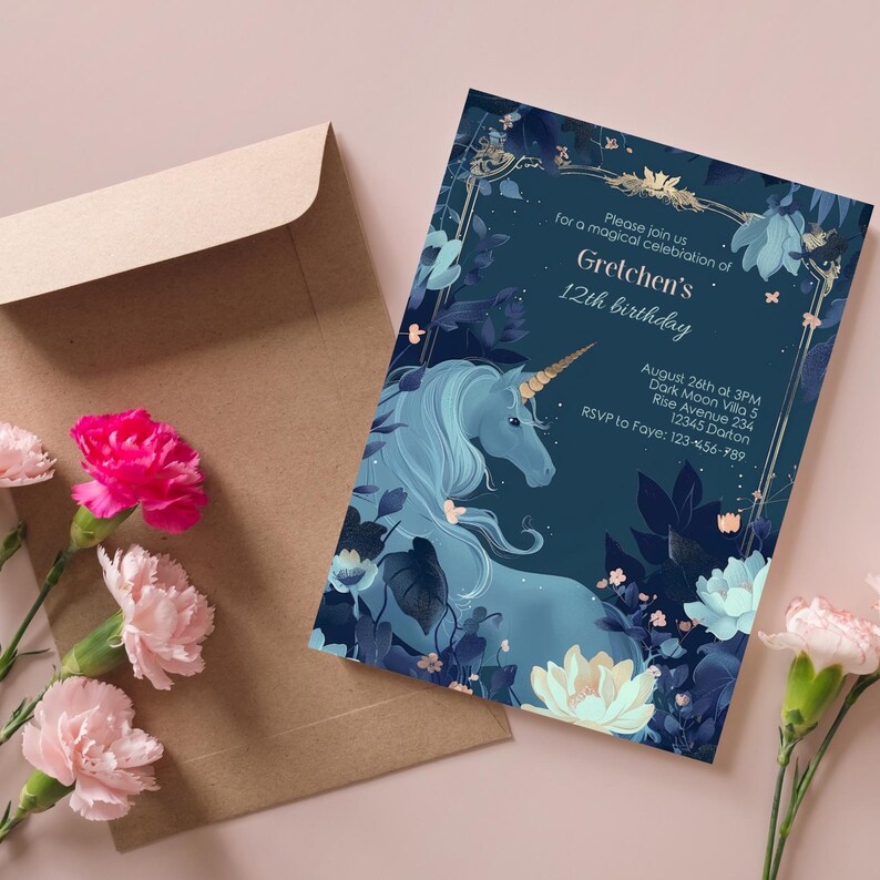Pu&ograve; includere: Invito di compleanno con unicorno blu, dettagli dorati e floreali. L'invito presenta il testo "Gretchen's 12th birthday" e include i dettagli per la festa, tra cui la data, l'ora e il luogo. RSVP a Faye: 123-456-789.