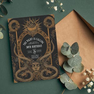 Puede incluir: Una invitaci&oacute;n negra y dorada con una ilustraci&oacute;n de un rostro de mujer con serpientes y un sol con un ojo. El texto dice "The Night is Calling, join me for a celebration of my 30th Birthday, Sunday August 26, 202X at 5:00 PM, Moon Villa 5 Avenue 234, 12345 Dorton."