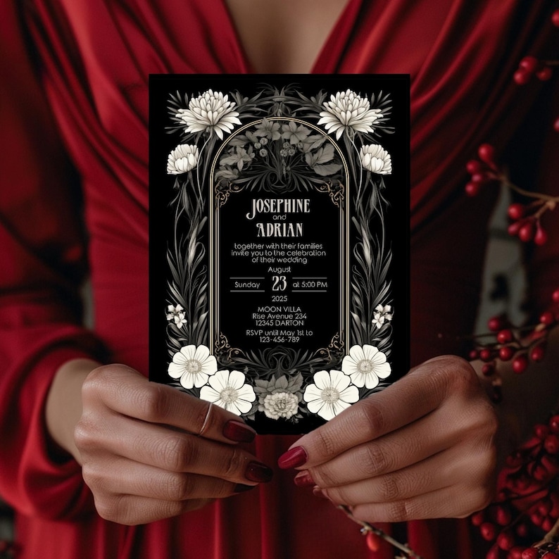 K&ouml;nnte beinhalten: Schwarze Hochzeitseinladung mit wei&szlig;en floralen Akzenten und goldenen Lettern. Die Einladung lautet "Josephine und Adrian zusammen mit ihren Familien laden Sie zur Feier ihrer Hochzeit am 23. August 2025 um 17:00 Uhr in der Moon Villa, Rise Avenue 234, 12345 Darton ein. RSVP bis zum 1. Mai an 123-456-789"