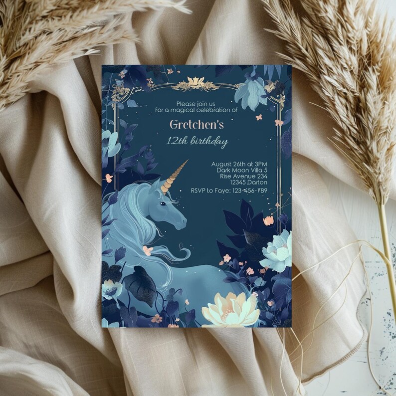 Pu&ograve; includere: Un invito di compleanno blu e dorato con un'illustrazione di unicorno e dettagli floreali. Il testo recita "Si prega di unirsi a noi per una magica celebrazione del 12&deg; compleanno di Gretchen. 26 agosto alle 15:00 Dark Moon Villa 5 Rise Avenue 234 12345 Darton RSVP a Faye: 123-456-789"
