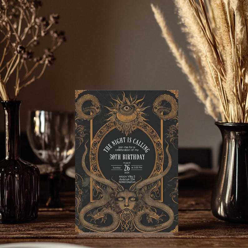 Puede incluir: Una invitaci&oacute;n negra y dorada con un dise&ntilde;o intrincado que presenta una serpiente, un ojo y la cara de una mujer. El texto dice "The Night is Calling, Join me for a celebration of my 30th Birthday, Sunday August 26 at 5:00 PM, Moon Villa 5, Avenue 234, 12345 Dorton."