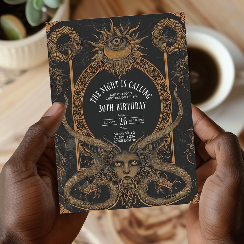 Puede incluir: Una invitaci&oacute;n negra y dorada con un dise&ntilde;o ornamentado que presenta una criatura con cuernos y una cara humana. El texto dice "The Night is Calling, join me for a celebration of my 30th Birthday, Sunday August 26 at 5:00 PM, Moon Villa 5 Avenue 234, 12345 Darton."