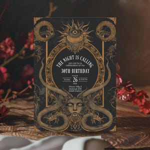 Puede incluir: Una invitaci&oacute;n negra y dorada con un dise&ntilde;o adornado que presenta una serpiente, un ojo y la cara de una mujer. El texto dice "The Night is Calling, Join me for a celebration of my 30th Birthday, Sunday August 26, 202X at 5:00 PM, Moon Villa 5 Avenue 234, 12345 Darton."