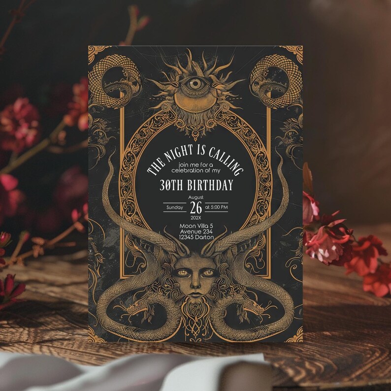Puede incluir: Una invitaci&oacute;n negra y dorada con un dise&ntilde;o adornado que presenta una serpiente, un ojo y la cara de una mujer. El texto dice "The Night is Calling, Join me for a celebration of my 30th Birthday, Sunday August 26, 202X at 5:00 PM, Moon Villa 5 Avenue 234, 12345 Darton."