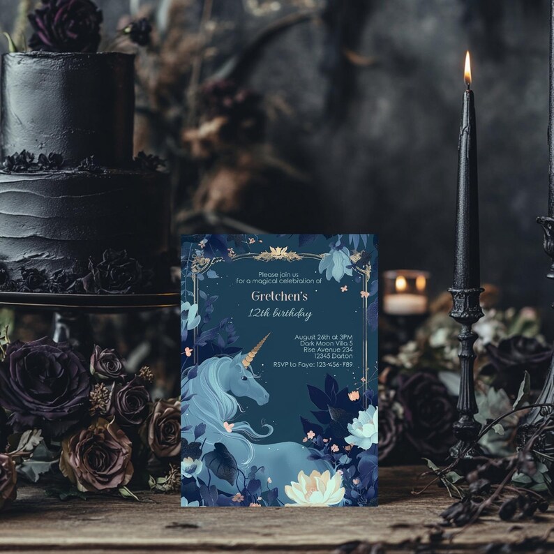 Pu&ograve; includere: Un invito blu e dorato con un'illustrazione di unicorno e accenti floreali. L'invito &egrave; per il 12&deg; compleanno di Gretchen. Il testo recita: "Unisciti a noi per una magica celebrazione del 12&deg; compleanno di Gretchen. Il 26 agosto alle 15:00, Dark Moon Villa, Rise Avenue 234, 12345 Dorton. RSVP a Faye: 123-456-789"