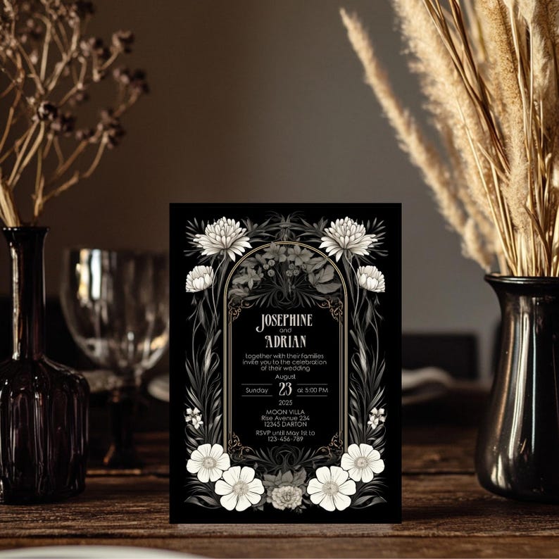K&ouml;nnte beinhalten: Schwarze Hochzeitseinladung mit wei&szlig;en floralen Details und goldenen Akzenten. Die Einladung zeigt die Namen Josephine und Adrian, das Datum 23. August 2025 und die Uhrzeit 17:00 Uhr. Die Einladung enth&auml;lt auch den Ort Moon Villa, Rise Avenue 234, 12345 Darton, und eine RSVP-Frist bis Mai an 123-456-789.