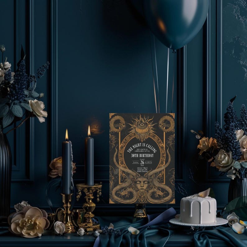 Puede incluir: Una tarjeta de invitaci&oacute;n negra y dorada con una ilustraci&oacute;n de una serpiente y un ojo. El texto en la tarjeta dice "The Night is Calling 30th Birthday".