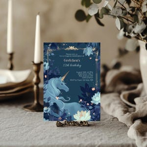 Pu&ograve; includere: Un invito di compleanno blu e oro con un'illustrazione di unicorno e dettagli floreali. L'invito recita "Unisciti a noi per una magica celebrazione del 12&deg; compleanno di Gretchen."  Il 26 agosto alle 15:00, Dark Moon Villa 5, Rise Avenue 234, 12345 Darton. RSVP a Faye: 123-456-789