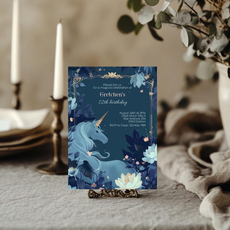 Pu&ograve; includere: Un invito di compleanno blu e oro con un'illustrazione di unicorno e dettagli floreali. L'invito recita "Unisciti a noi per una magica celebrazione del 12&deg; compleanno di Gretchen."  Il 26 agosto alle 15:00, Dark Moon Villa 5, Rise Avenue 234, 12345 Darton. RSVP a Faye: 123-456-789