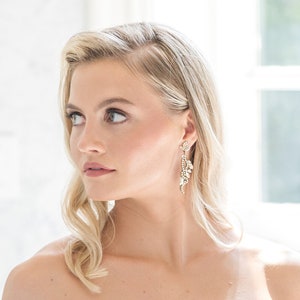 Crystal Bridal earrings, Floral Wedding earrings, Bridal jewelry, Statement earrings for Bride, Gold earrings for wedding, Wedding jewelry