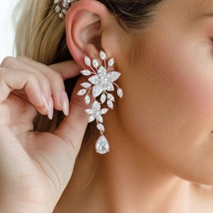 ローズゴールドクリスタルフローラルステートメントブライダルイヤリング、ティアドロップダングルウェディングイヤリング、花嫁のためのジュエリー、LILY
