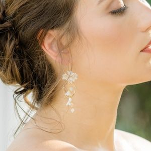 Pearl Bridal earrings, Floral Wedding earrings, Earrings for Bride, Bridal jewelry, Gold flower earrings, Gold earrings for wedding day