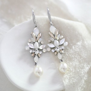 Pearl dangle Bridal earrings, Bridal jewelry, Crystal earrings, Vintage style Wedding earrings, Statement earrings Wedding jewelry