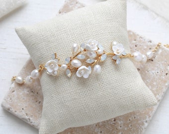 Pearl Bridal bracelet, Floral Wedding bracelet, Bridal jewelry, White opal bracelet, Gold bracelet for Bride, Pearl Wedding Day jewelry