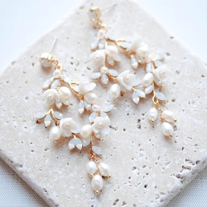 Floral Bridal earrings, Statement Wedding earrings, Pearl earrings for Bride, Bridal jewelry, Gold earrings, Earrings with flowers for bride