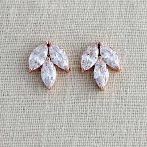 Puede incluir: Un par de pendientes de oro rosa con cinco piedras transparentes en forma de marquesa cada uno. Las piedras están engastadas en un diseño de racimo.