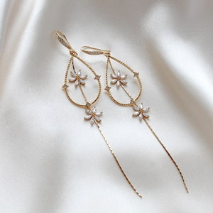 Gold Bridal earrings, Long Dangle earrings, Bridal jewelry, Floral Wedding earrings, Crystal earrings for Bride, Wedding jewelry for Bride