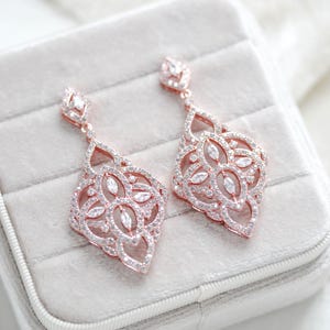 Rose Gold Braut Ohrringe, Brautschmuck, Hochzeit Ohrringe, Rose Gold Chandelier Ohrringe, CZ Ohrringe, Kristall Ohrringe, EMILY