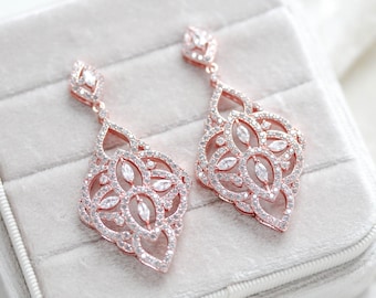 Collezione T:Orecchini Huggie T1 con mezzo giro di diamanti pavé in oro rosa