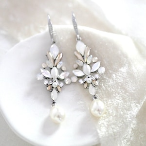 Pearl dangle Bridal earrings, Bridal jewelry, Crystal earrings, Vintage style Wedding earrings, Statement earrings Wedding jewelry