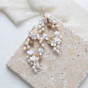 Pearl Bridal earrings, Floral Wedding earrings, Gold statement earrings for Bride, Bridal jewelry, Leaf earrings, Wedding day jewelry