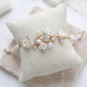 Perle Braut Armband, Blumen Hochzeit Armband, Brautschmuck, Weißes Opal Armband, Goldarmband für Braut, Perle Hochzeit Schmuck