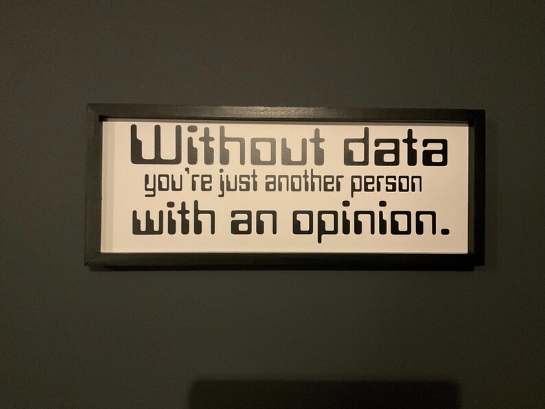 Może przedstawiać: Czarny, oprawiony znak z białym tłem i czarnym tekstem, kt&oacute;ry brzmi: "Bez danych jesteś tylko kolejną osobą z opinią."