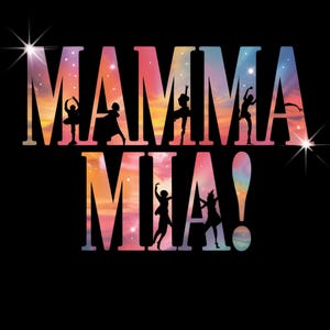 Puede incluir: Gráfico negro con las palabras "MAMMA MIA!" en letras grandes y coloridas. Las letras están rellenas con un degradado de colores de puesta de sol rosa, naranja y azul. Siluetas de bailarines posicionadas dentro de las letras.