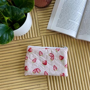 Borsa con cerniera stampata a fragole fatta a mano, piccole borse con cerniera, borsa per il trucco, regali per lei
