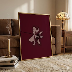 Impresión de arte floral minimalista, arte digital de pared en rojo burdeos oscuro, decoración del hogar inspirada en la naturaleza botánica, diseño de interiores con estética oscura.