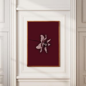 Minimaler Blumendruck, dunkelrote digitale Wandkunst, von der Natur inspiriertes Wohndekor, dunkles ästhetisches Wohndesign
