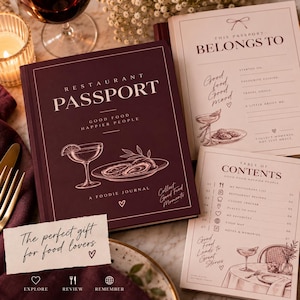 Könnte beinhalten: Ein dunkelviolettes Restaurant Passport Foodie-Journal mit weißem Text und Strichzeichnungen eines Cocktails und Austern. Das Journal enthält Innenseiten mit einem Inhaltsverzeichnis und einer Seite mit der Überschrift This Passport Belongs To.