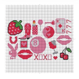 Puede incluir: Patrón de punto de cruz con iconos rosas y rojos: fresa, bota de vaquero, encendedor, piruleta, llave, carta de juego, herradura, conejo, sello, bola ocho, labios, copa de vino, cerezas y letras XOXO.