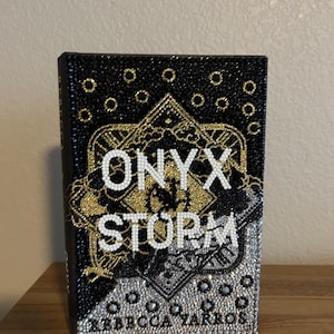 Portada deslumbrante del libro Onyx Storm de Rebecca Yarros