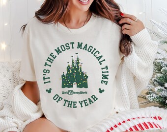 Camiseta navideña del Castillo de Disney, camiseta "Es la época más mágica del año", camiseta navideña de Disneyland, sudadera con luces navideñas de Disney