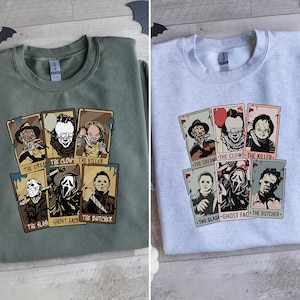 Könnte beinhalten: Zwei Sweatshirts mit Horrorfilm-Motiv. Die Sweatshirts sind grün und grau. Jedes Sweatshirt zeigt eine Collage von Horrorfilmfiguren mit ihren Namen unter jedem Bild. Der Text auf den Sweatshirts lautet: "The Dream, The Clown, The Killer, The Slash, Ghost Face, The Butcher."