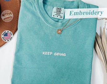 Camiseta Keep Going, camiseta bordada Comfort Colors®, camiseta con frase, diseño minimalista, regalo para ella, camiseta inspiradora, camiseta para entrenar